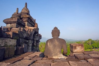 Borobudur, Java, Endonezya - 24 Şubat 2023: Endonezya 'nın merkez kenti Yogyakarta yakınlarındaki Magelang Regency' de 9. yüzyıl Mahayana Budist tapınağı Borobudur antik kalıntıları