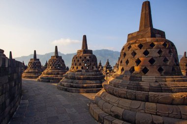 Borobudur, Java, Endonezya - 24 Şubat 2023: Endonezya 'nın merkez kenti Yogyakarta yakınlarındaki Magelang Regency' de 9. yüzyıl Mahayana Budist tapınağı Borobudur antik kalıntıları