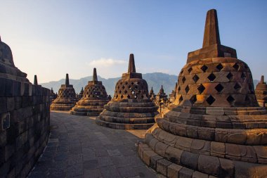 Borobudur, Java, Endonezya - 24 Şubat 2023: Endonezya 'nın merkez kenti Yogyakarta yakınlarındaki Magelang Regency' de 9. yüzyıl Mahayana Budist tapınağı Borobudur antik kalıntıları