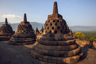 Borobudur, Java, Endonezya - 24 Şubat 2023: Endonezya 'nın merkez kenti Yogyakarta yakınlarındaki Magelang Regency' de 9. yüzyıl Mahayana Budist tapınağı Borobudur antik kalıntıları