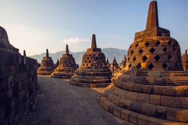 Borobudur, Java, Endonezya - 24 Şubat 2023: Endonezya 'nın merkez kenti Yogyakarta yakınlarındaki Magelang Regency' de 9. yüzyıl Mahayana Budist tapınağı Borobudur antik kalıntıları