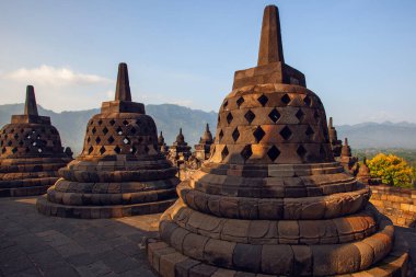 Borobudur, Java, Endonezya - 24 Şubat 2023: Endonezya 'nın merkez kenti Yogyakarta yakınlarındaki Magelang Regency' de 9. yüzyıl Mahayana Budist tapınağı Borobudur antik kalıntıları