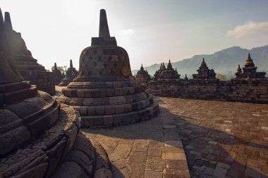 Borobudur, Java, Endonezya - 24 Şubat 2023: Endonezya 'nın merkez kenti Yogyakarta yakınlarındaki Magelang Regency' de 9. yüzyıl Mahayana Budist tapınağı Borobudur antik kalıntıları