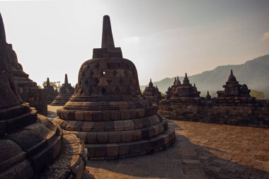 Borobudur, Java, Endonezya - 24 Şubat 2023: Endonezya 'nın merkez kenti Yogyakarta yakınlarındaki Magelang Regency' de 9. yüzyıl Mahayana Budist tapınağı Borobudur antik kalıntıları