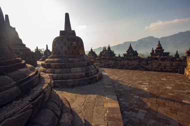 Borobudur, Java, Endonezya - 24 Şubat 2023: Endonezya 'nın merkez kenti Yogyakarta yakınlarındaki Magelang Regency' de 9. yüzyıl Mahayana Budist tapınağı Borobudur antik kalıntıları