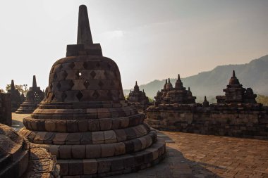 Borobudur, Java, Endonezya - 24 Şubat 2023: Endonezya 'nın merkez kenti Yogyakarta yakınlarındaki Magelang Regency' de 9. yüzyıl Mahayana Budist tapınağı Borobudur antik kalıntıları