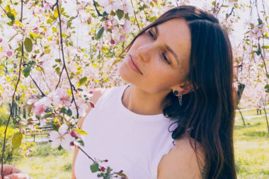 Kyiv 'deki Sakura bahçe parkında beyaz elbiseli güzel bir kadın.