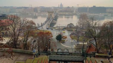 Macaristan, Budapeşte 'deki Gellert Hill' den şehrin Tuna Nehri, Elizabeth Köprüsü ve Pest bölgesinin manzarası