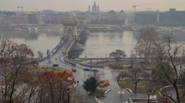 Macaristan, Budapeşte 'deki Gellert Hill' den şehrin Tuna Nehri, Elizabeth Köprüsü ve Pest bölgesinin manzarası