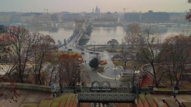 Macaristan, Budapeşte 'deki Gellert Hill' den şehrin Tuna Nehri, Elizabeth Köprüsü ve Pest bölgesinin manzarası