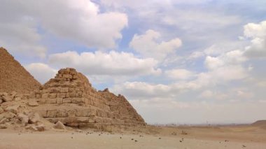 Afrika, Mısır - 7 Mart 2025: Giza Piramit Kompleksi, Mısır 'ın modern başkenti Kahire' nin Gize Platosu 'ndaki antik anıtlardan oluşan bir kompleks. Yaklaşık 8 km uzaklıktadır.