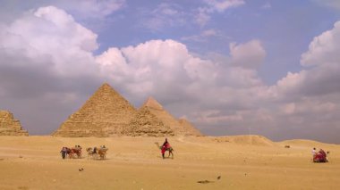 Afrika, Mısır - 7 Mart 2025: Giza Piramit Kompleksi, Mısır 'ın modern başkenti Kahire' nin Gize Platosu 'ndaki antik anıtlardan oluşan bir kompleks. Yaklaşık 8 km uzaklıktadır.