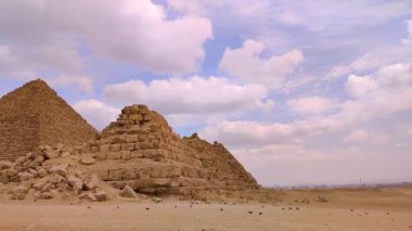 Afrika, Mısır - 7 Mart 2025: Giza Piramit Kompleksi, Mısır 'ın modern başkenti Kahire' nin Gize Platosu 'ndaki antik anıtlardan oluşan bir kompleks. Yaklaşık 8 km uzaklıktadır.