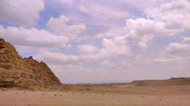 Afrika, Mısır - 7 Mart 2025: Giza Piramit Kompleksi, Mısır 'ın modern başkenti Kahire' nin Gize Platosu 'ndaki antik anıtlardan oluşan bir kompleks. Yaklaşık 8 km uzaklıktadır.