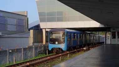 Kyiv, Ukrayna - 12 Haziran 2025: Kiev 'deki metro istasyonuna ulaşmayı bekleyen insanlar. Kiev Ukrayna 'nın başkentidir.