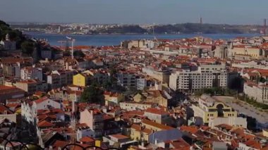 Lizbon, Portekiz - 27 Temmuz 2025: Lizbon, Portekiz 'de Baixa, Chiado, Bairro Alto ve Alcantara semtleri, Santa Justa Lift, Carmo Manastırı ve 25 Nisan Köprüsü manzaralı