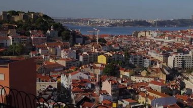 Lizbon, Portekiz - 27 Temmuz 2025: Lizbon, Portekiz 'de Baixa, Chiado, Bairro Alto ve Alcantara semtleri, Santa Justa Lift, Carmo Manastırı ve 25 Nisan Köprüsü manzaralı