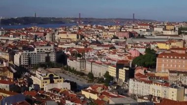 Lizbon, Portekiz - 27 Temmuz 2025: Lizbon, Portekiz 'de Baixa, Chiado, Bairro Alto ve Alcantara semtleri, Santa Justa Lift, Carmo Manastırı ve 25 Nisan Köprüsü manzaralı