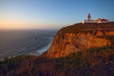 Cabo da Roca 'daki deniz feneri - Roca Burnu, Sintra Dağları' nın ve Portekiz 'in Avrupa' nın en batı noktası.