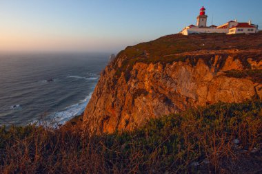 Cabo da Roca 'daki deniz feneri - Roca Burnu, Sintra Dağları' nın ve Portekiz 'in Avrupa' nın en batı noktası.