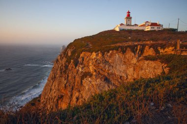 Cabo da Roca 'daki deniz feneri - Roca Burnu, Sintra Dağları' nın ve Portekiz 'in Avrupa' nın en batı noktası.