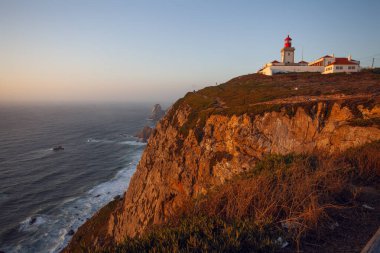 Cabo da Roca 'daki deniz feneri - Roca Burnu, Sintra Dağları' nın ve Portekiz 'in Avrupa' nın en batı noktası.