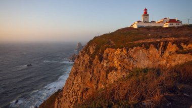 Cabo da Roca 'daki deniz feneri - Roca Burnu, Sintra Dağları' nın ve Portekiz 'in Avrupa' nın en batı noktası.