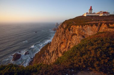 Cabo da Roca 'daki deniz feneri - Roca Burnu, Sintra Dağları' nın ve Portekiz 'in Avrupa' nın en batı noktası.