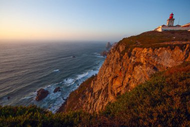 Cabo da Roca 'daki deniz feneri - Roca Burnu, Sintra Dağları' nın ve Portekiz 'in Avrupa' nın en batı noktası.