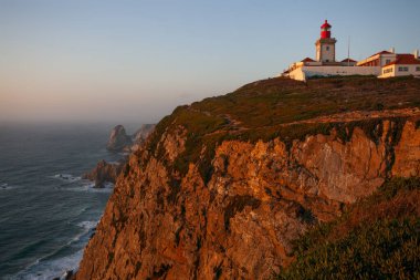 Cabo da Roca 'daki deniz feneri - Roca Burnu, Sintra Dağları' nın ve Portekiz 'in Avrupa' nın en batı noktası.