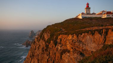 Cabo da Roca 'daki deniz feneri - Roca Burnu, Sintra Dağları' nın ve Portekiz 'in Avrupa' nın en batı noktası.
