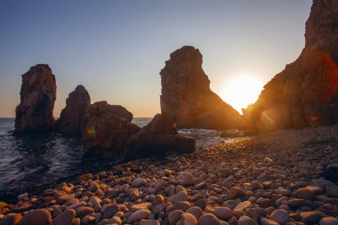 Avrupa 'nın en batı noktasında, Cape Roca, Portekiz' deki inanılmaz kaya ve okyanus dalgaları