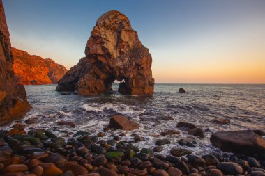 Avrupa 'nın en batı noktasında, Cape Roca, Portekiz' deki inanılmaz kaya ve okyanus dalgaları