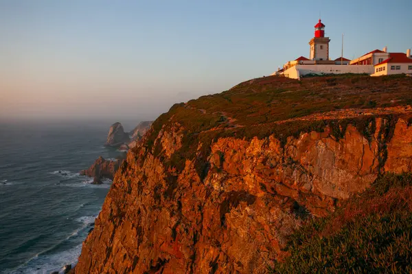 Cabo da Roca 'daki deniz feneri - Roca Burnu, Sintra Dağları' nın ve Portekiz 'in Avrupa' nın en batı noktası.