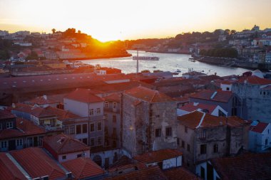 Porto, Portekiz - 24 Temmuz 2025: Porto 'nun tarihi mimarisi ve hareketli nehir manzarası altın bir parıltıyla