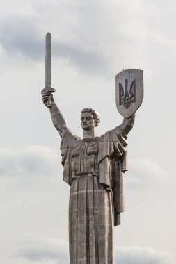 Kyiv, Ukrayna - 22 Nisan 2024: Anavatan Anıtı 'nın kalkanındaki Ukrayna Arması Kyiv' de açıldı. Ukrayna 'nın tarihi manzarası.