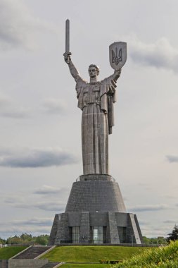 Kyiv, Ukrayna - 22 Nisan 2024: Anavatan Anıtı 'nın kalkanındaki Ukrayna Arması Kyiv' de açıldı. Ukrayna 'nın tarihi manzarası.