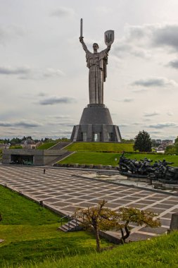 Kyiv, Ukrayna - 22 Nisan 2024: Anavatan Anıtı 'nın kalkanındaki Ukrayna Arması Kyiv' de açıldı. Ukrayna 'nın tarihi manzarası.