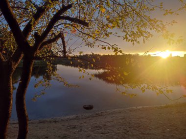 Ukrayna 'nın Kyiv kentindeki Dnipro Nehri yakınlarında güzel bir sonbahar günbatımı.