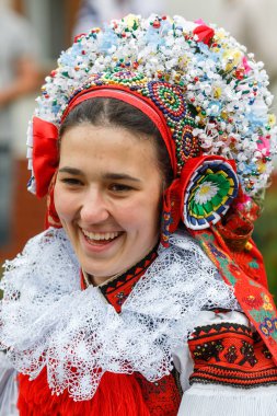 VLCNOV, CZECH REPUBLIC - 29 Mayıs 2022: Çek Cumhuriyeti 'nin Güney Moravya kenti Vlcnov' da düzenlenen Ride of the Kings folklor festivaline geleneksel Moravian halk kostümleri giymiş genç kadınlar katıldı.