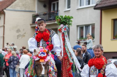 VLCNOV, CZECH REPUBLIC - 29 Mayıs 2022: Geleneksel Moravya folklor kostümü giymiş genç adam, Çek Cumhuriyeti 'nin başkenti Vlcnov' da düzenlenen Kings Ride of the Kings festivali sırasında Acemileri seslendirdi.