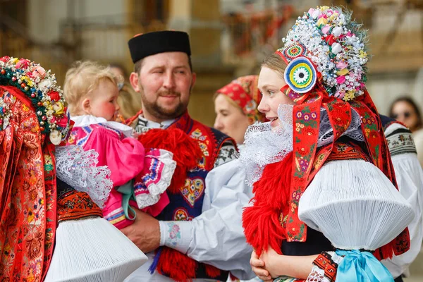 2022年5月29日 在捷克共和国南摩拉维亚Vlcnov的国王骑行节期间 身着传统摩拉维亚民族服装的青年男女表演新兵表演 — 图库照片