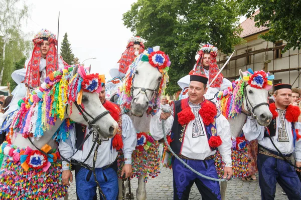 2022年5月29日 在捷克共和国南摩拉维亚Vlcnov的国王骑行节期间 身穿传统摩拉维亚民族服装的年轻人应征入伍 — 图库照片