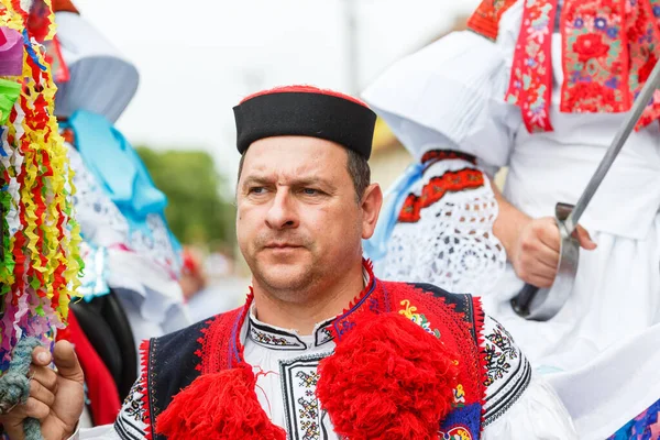 2022年5月29日 在捷克共和国南摩拉维亚Vlcnov的国王骑行节期间 身着传统摩拉维亚民族服装的男子表演了新兵表演 — 图库照片