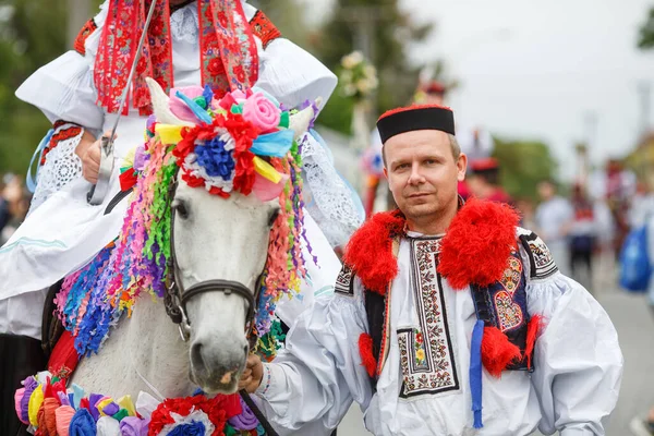Czech Republic 2022年5月29日 伝統的なモラヴィア民族衣装を着た男が チェコ共和国南モラヴィアのヴルクノフで開催される王祭りの際に募集を行います ストックフォト