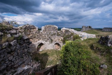 Slovakya 'nın Küçük Karpat Dağları' nın Myjava ilçesindeki Podbranch köyündeki Ortaçağ taş kalesi Branc Hrad yıkıldı