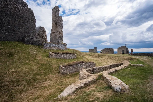 斯洛伐克小喀尔巴阡山Myjava区Podbranch村被毁的中世纪城堡Branc Hrad — 图库照片