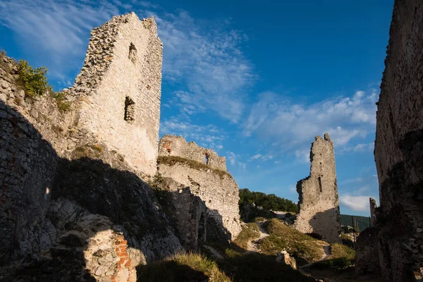 Abandonado Belas Ruínas Castelo Medieval Plavecky Hrad Eslováquia Verão Europa Fotos De Bancos De Imagens Sem Royalties