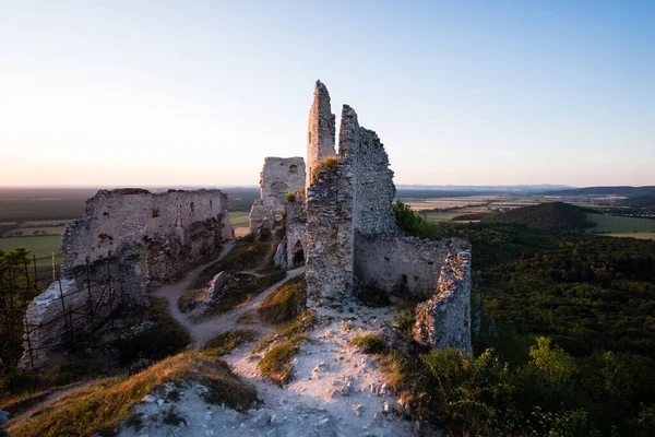夏にスロバキアの中世のプラヴェッキー フラッド城の放棄された美しい遺跡 中央ヨーロッパ 目的地 — ストック写真