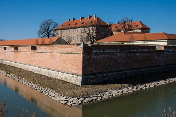 斯洛伐克霍利奇小镇古老的巴洛克古典主义庄园城堡 — 图库照片